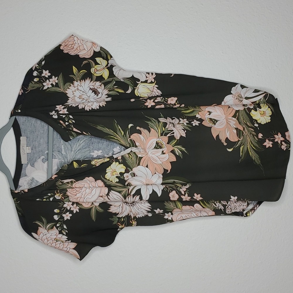 Loft popover blouse floral short sleeve v neck black pink womens size Small
